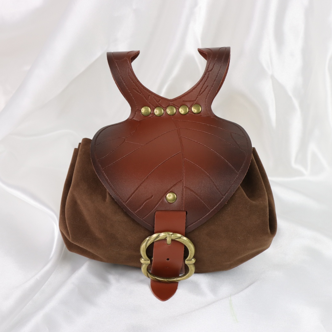 حقيبة خصر على شكل ورقة شجر من  - مراجعة Costumes وسعره