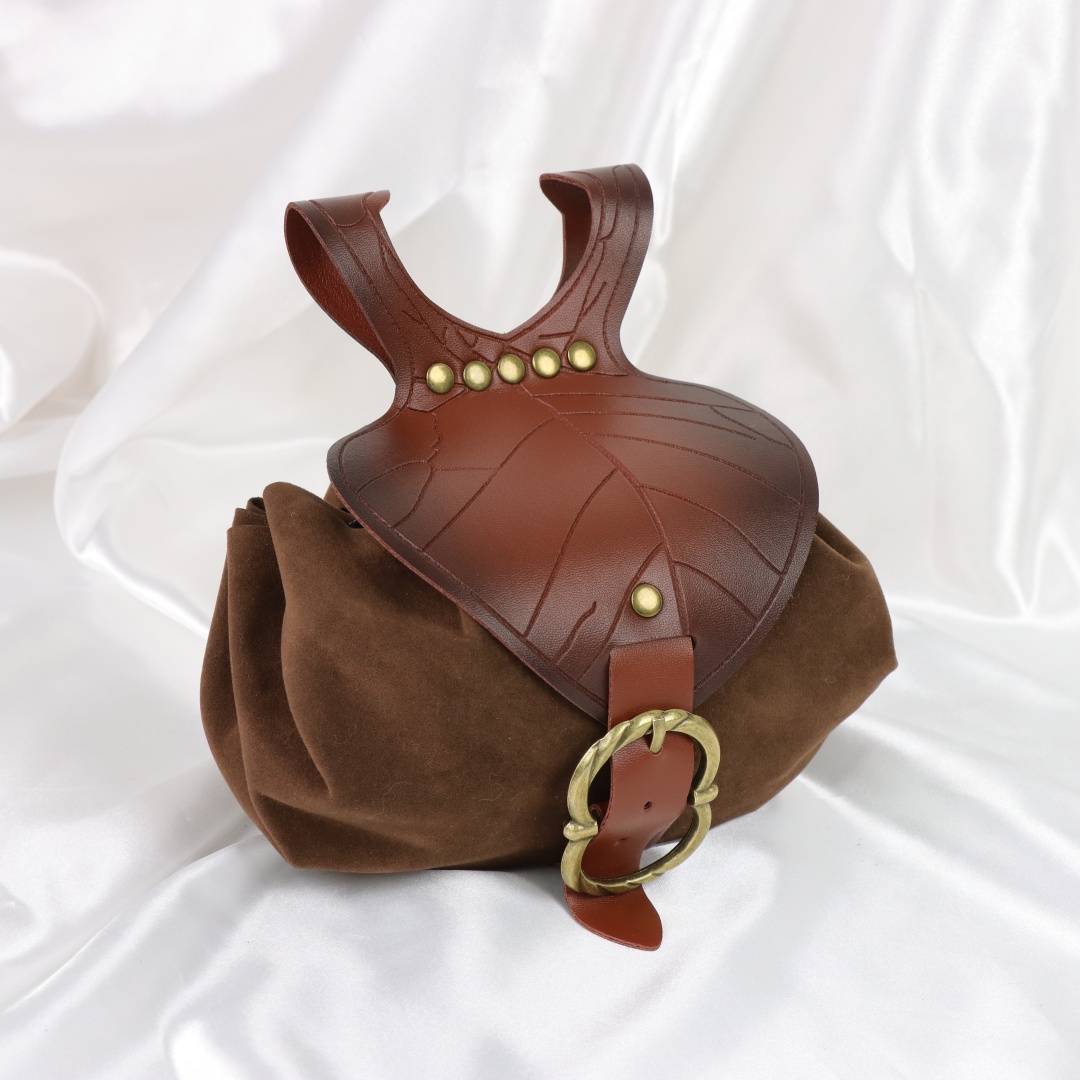 حقيبة خصر على شكل ورقة شجر من  - مراجعة Costumes وسعره