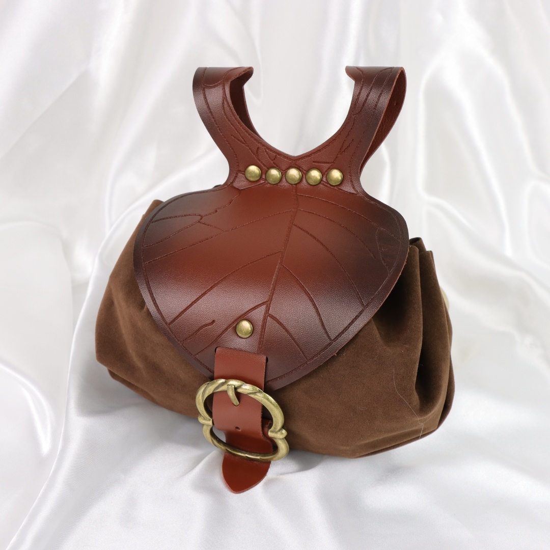 حقيبة خصر على شكل ورقة شجر من  - مراجعة Costumes وسعره